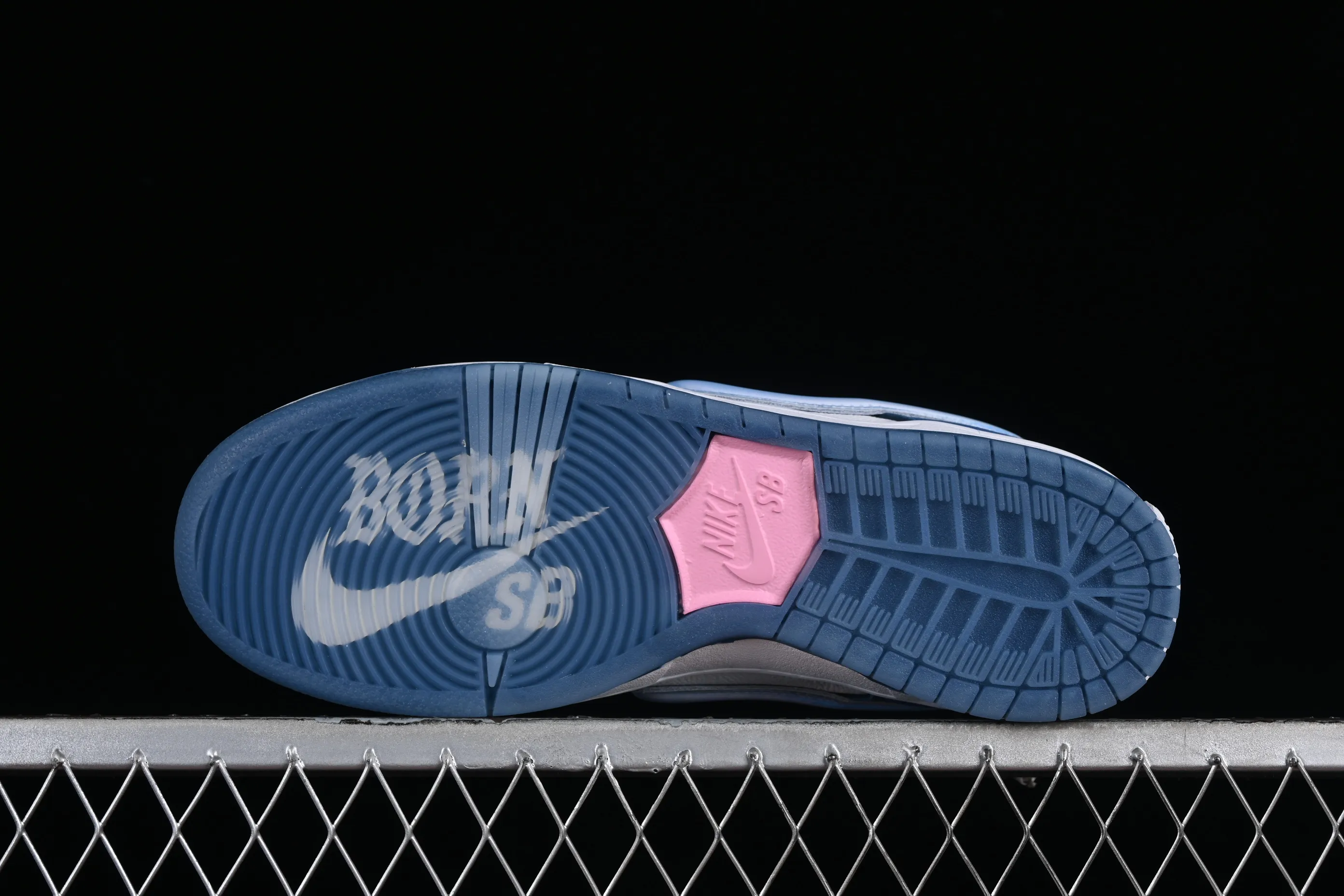 All Categories Nk SB Dunk Series Nk SB Dunk Low Low-top sneakers Foreign trade version Born x Raised x Nk SB Dunk American street style Joint model SB low-top sports and leisure sneakers FN7819-400